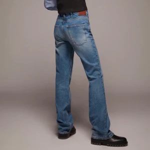 ZARAJEANS aldrig använda - Aldrig använda supersnygga Zara jeans. Helt slutsålda! Lapp finns kvar. Supersnygg tvätt/färg. Passar strlk 36-40 beroende på hur man vill att de ska sitta. Buda i  kommentarerna💓