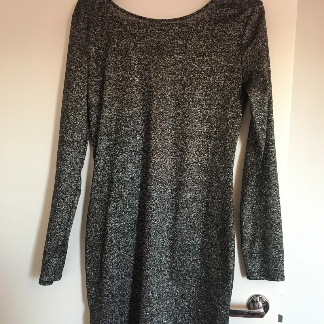 Glittrig klänning. Passar S. 30kr
