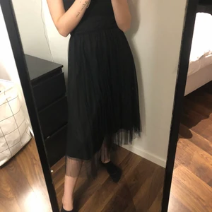 Jättefin kjol! - Jättefin kjol som har ett lite längre lager med mesh! Endast använd en gång! Står tyvärr inte något märke i kjolen så vet inte vart den är från. Frakt tillkommer på 48 kr🤍