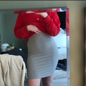 Grå kjol 🖤🤍 - Grå kjol i mjukt material från lager 157. Bra skick 💞 