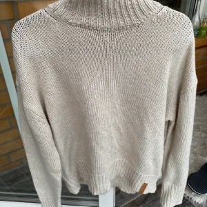 Stickadtröja - Stickadtröja från lager 157 i storlek S. Köp direkt för 50kr. Kan mötas upp u Helsingborg/Båstad men även frakta. Står ej för kostanden av frakt. Endast swich🤎