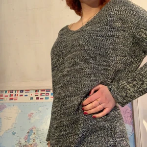 Skön klänning - Välldigt skön, stickad, grå klänning i gott skick. Passar vid fredagsmys men även utekväll💙 Den går ca.1dm ovanför knäna på mig som är 165cm.💙 Storlek S/M