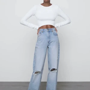 Zara jeans - Dem populära zara jeansen med hål, st 38. Använda endast ett fåtal gånger. Kan mötas upp i Stockholm eller posta💗💫