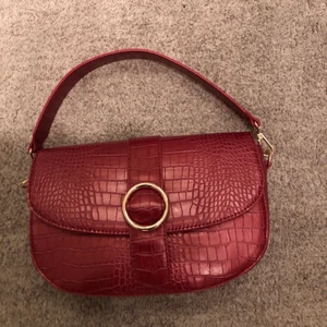 Väska  - En skit cool röd väska med gulddetaljer från nakd som tyvärr inte kommer till användning. Den är näst intill aldrig använd. Köparen stå för frakten💕