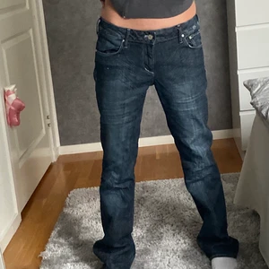 Lågmidjade jeans - Så coola jeans i w30 men tycker det är najs när de sitter lite oversized och jag på bilden har egentligen w25 ☀️☀️ Buda från 180kr