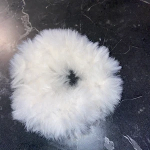 VIT fluffig scrunchie - En vit handgjord scrunchie. Tillverkad av Fur Lux garn. 
