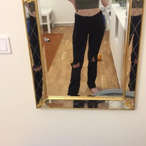 jeans - ett par jeans med hål vid knäna och mer "ut svängda" vid fötterna och någorlunda långa på mig som är ca 160cm lång. Dem är något mer tighta vid midjan.