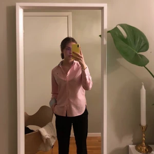 Ralph Lauren Skjorta - Ljusrosa Ralph Lauren skjorta i barnstorleken 14, men passar mig som brukar ha XS! Köpt för ca 800kr och använd väldigt få gånger. Som nyskick! Frakt 66kr spårbar, men kan även mötas i Stockholm 🌟 ✌️