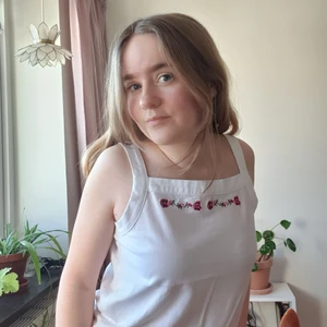 (M) Jättefint vitt linne med broderade blommor - Såå fint linne med söta blommor! Väldigt stilrent och älskar att linnet har breda axelband och kanter! Tyvärr för stort för mig och kan inte få det att fungera..😞 Köpt secondhand. Märkt "Daniéls". ÄLSKAR! (Därav priset) Så ledsen.. men säker på att den kan finna kärlek på annat ställe då den förtjänar att bäras🙏