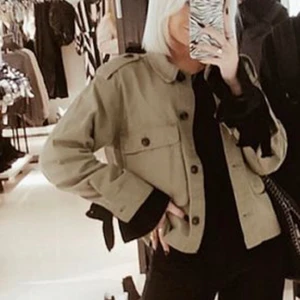 Grön jacka! - Säljer denna jackan från h&m, lånad bild från Emilia Holmgren. Jackan är i bra skick!! Jackan är även en liten bit avklippt