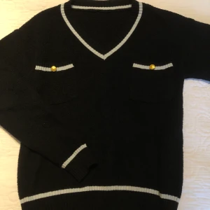 Retro tröja   - Svart isch stickad tjockare tröja från Humana Second hand, jätteskönt material som inte sticks. Väldigt fin men som inte får någon användning hos mig. Skulle gissa på att storleken är S eller någon mindre M. Kan säkert mötas upp annars står köparen för frakt :) ✌🏼