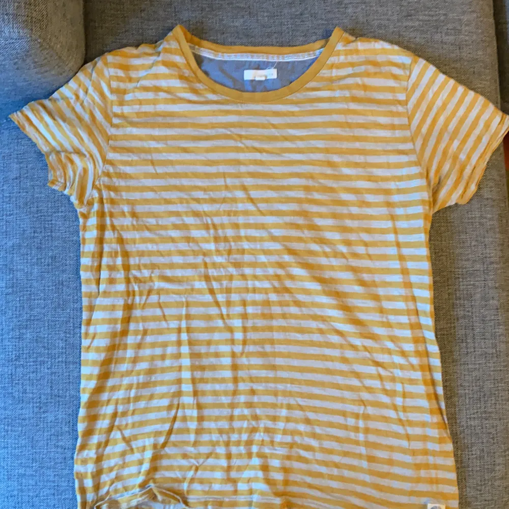 Randig t-shirt i beige och gult. Strl L funkar även bra för M. Tunnt fint material. Köpare betalar frakten. . T-shirts.