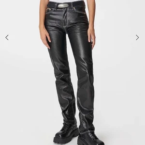 Eytys Cypress Tar - Intressekoll på mina sparsamt använda Eytys jeans💕 De har svaga slitningar men någonting som knappt syns❤️ nypris 1900kr!❤️