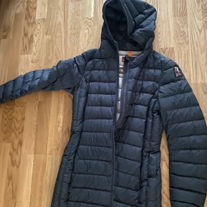 Parajumper Irene strl M - Jag säljer min sparsamt använda parajumper irene köpt på skistarshop. Jag har använt den då och då under våren 2020, sedan har den bara legat i garderoben. Jackan är i bra skick och har storleken M. Digitalt kvitto finns och scann inne i jackan som äkthetsbevis. .