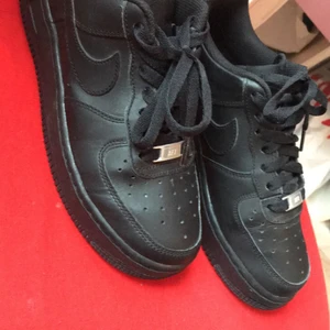 Air force1 - Säljer låga, svarta Airforce1 i fint skick pga för liten storlek. Köparen står för frakten!! Endast swish- betalning
