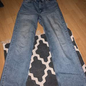 Säljer ett par Monki jeans, mycket populär! Vida i benen! Använda några gånger men bra skick. Änvänds inte längre. Köpta för 400 säljer för 190 inklusive frakt, pris kan diskuteras. 