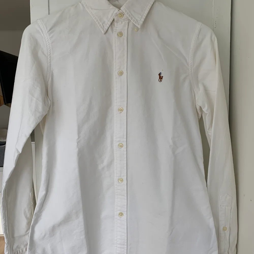 Oanvänd vit skjorta från ralph lauren, motsvarande storlek S.. Skjortor.