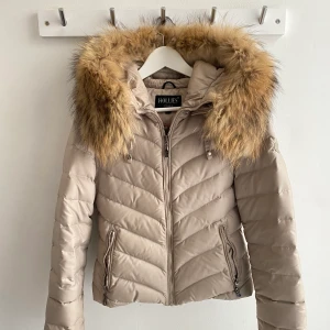 Hollies jacka - Jackan är i fint skick och pälsen lika så. Den sitter bra på mig som är 1.56 cm lång. 