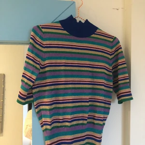 Glittrig topp  - En jättefin glittrig och färglad topp från baum und pferdgarten. enbart använd några få gånger💞             nypris ca:1400kr