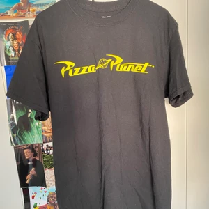 Toy Story T-shirt - Denna är i nyskick tror jag bara använt den en gång. Om du har några frågor eller vill se flera bilder är det bara att säga till 😊