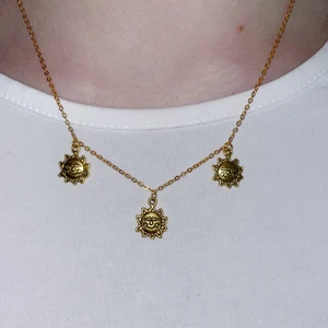 Made with a smile halsband - ’Made with a smile’ Halsband silver/guld - 59kr  Fraktkostnad 19kr  Finns möjlighet att mötas upp i centrala Stockholm efter överenskommelse. - därav ingen fraktavgift.