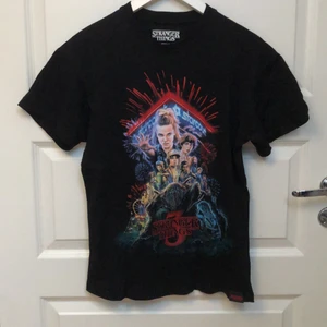 Stranger things topp❤️💙🖤 - Säljer denna as coola Stranger things t shirten🖤💙❤️ Aldrig andvänd!! Så himla snygg och unik med ett coolt tryck! Köptes för ca 249kr för typ ett år sedan! Passar xxs-M ❤️❤️💙👌🏽🙌🏽😫😫🤩