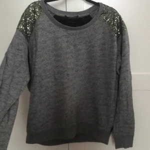 Maison Scotch tröja  - Fin Tröja från maison scotch med paljetter på axlarna och  svart rygg med struktur i tyget. (Äkta) storlek 3, motsvarar ca M men passar både större och mindre beroende på önskad passform✨💕