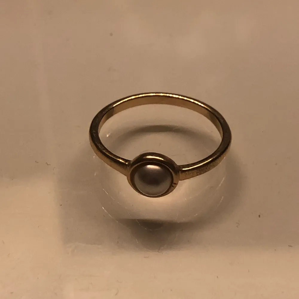 Jättesöt ring med vit ”Sten”, köpt på monki💘 betalning via swish. Accessoarer.