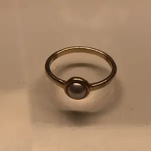 Jättesöt ring med vit ”Sten”, köpt på monki💘 betalning via swish