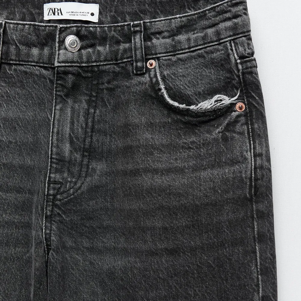 Jag säljer mina populära slutsålda Zara jeans i storlek 36. Säljer pga fel storlek🤍 Jeansen är aldrig använda och prislappen är kvar. Betalning via Swish. Köparen står för frakt💋 Skriv för mer bilder och info.. Jeans & Byxor.