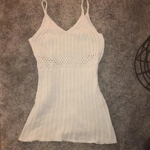 Virkad/stickad strandklänning ✨ - Inköpt i en mindre butique i barcelona för 2 år sedan, superskön och lätt att ha med sig! 