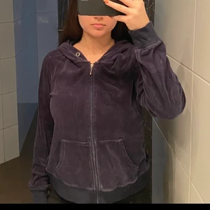 Mörkblå kofta  - Denne mörkblå och använder den ej. Den har inga snören. Tror materialet är sammet✨