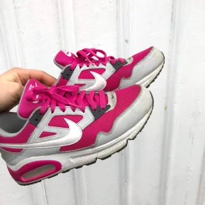 Nike Air - Rosa/vita Nike Air! Säljer då de tyvärr är för små för mig.. Superbra skick, kan dock vara lite smutsiga på sina ställen. Storlek 38,5☀️ 270kr+frakt🥰 Fler bilder kan alltid fixas! Om många är intresserade blir det budgivning!😇