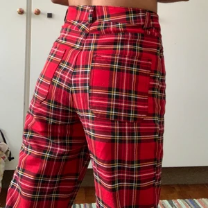 Rutiga byxor - Röda rutiga byxor perfekt för alt stil. Inte min stil längre så säljer. I bra skick utan hål eller fläckar. Köpta från monki för 2 år sedan🥰 frakt tillkommer 66kr