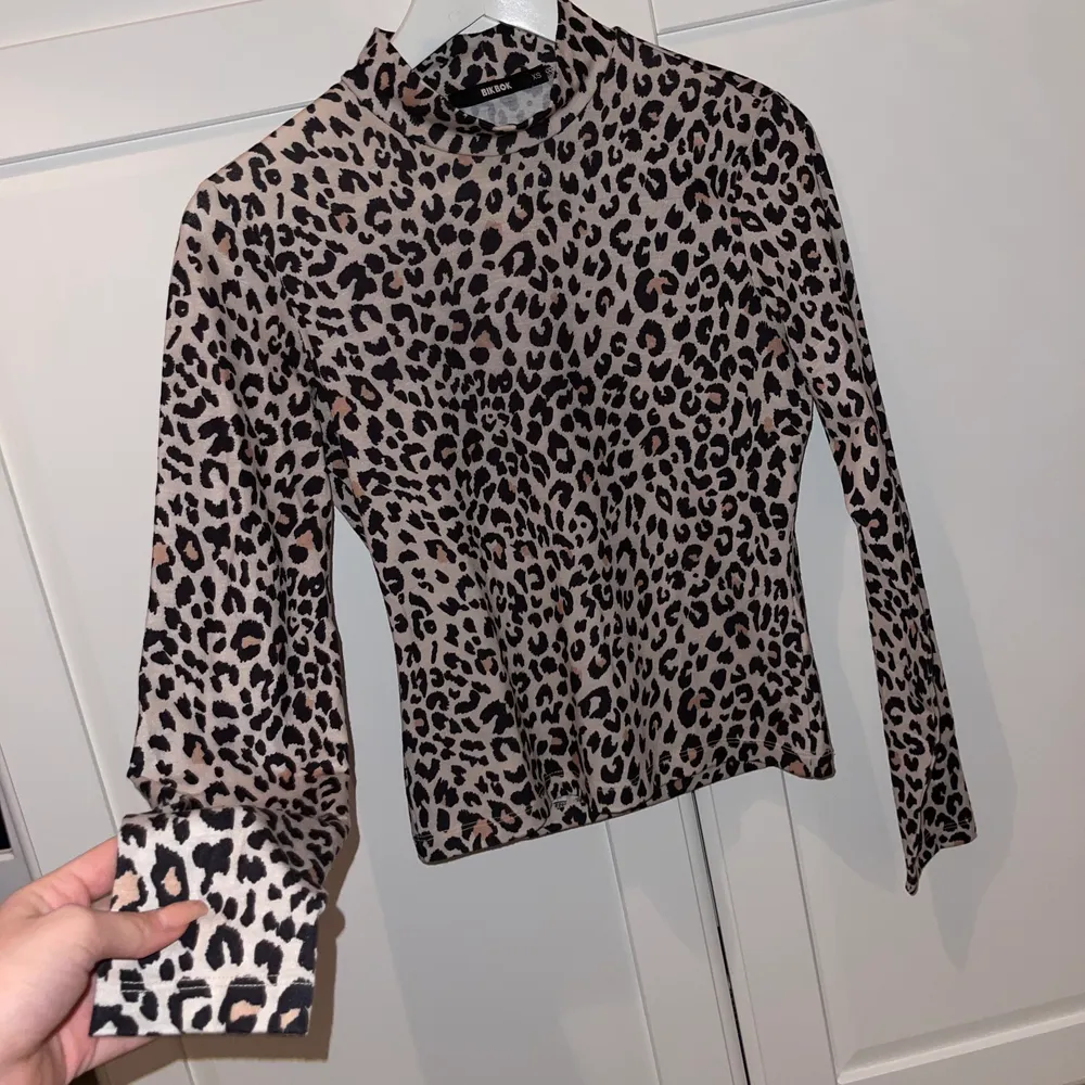 Säljer min leopard tröja som jag ungefär haft på mig 2-3 gånger, köpte från bikbok för några år sedan . Toppar.