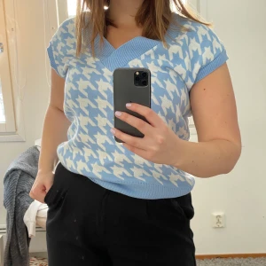 Stickad väst - Jättefin stickad väst som säljs pga att den inte kommer till användning. Köparen står för frakten 