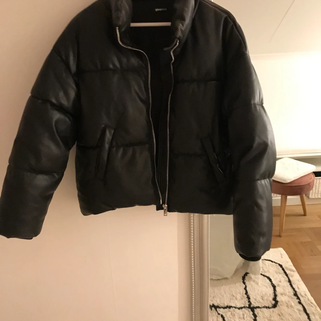 Väldigt populär puffer jacka i läderimitation - 90