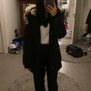 Svea jacka strl M - Säljer en fin vinterjacka från SVEA i storlek M som är i fint skick, kommer från ett djur och rökfritt hem