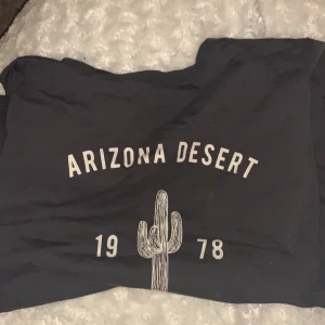 T-shirt från Gina  - Köpte denna 2019 på Ginatricot 🥰 den är i storlek XS oh jag säljer den för 75kr, köpte den för 129kr! Storleken passar från XXS-M! Kontakta vid intresse! 