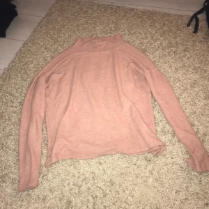 Smutsrosa långärmad tröja  - En jätte fin smutsrosa långärmad tröja i storlek xs. Köparen står för frakten!