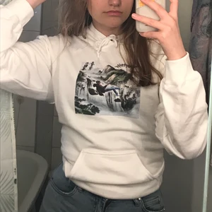 Vit hoodie  - Älskar denna hoodie men säljs för att den inte längre används, är från märket Worryless. Snörerna som ska vara i luvan är ej kvar, men det går att sätta in nya, köparen står för frakten 💕