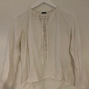 Söt blus 🤍 - Säljer en söt blus då den aldrig kommer till användning. Rätt liten i storlek. Skulle säga att den sitter som xxs. Betalning sker via swish och köparen står för frakten.🤍