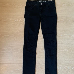 Svarta jeans  - Svarta jeans i gott skick. W28, L33.