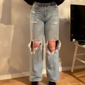 Slutsålda jeans från hm - Säljer dessa slutsålda jeans från hm då de inte kommer till användning längre. De är i bra skick och passar mig bra för i vanliga fall har storlek 38/40. Kom privat för fler frågor. Köparen står för frakten