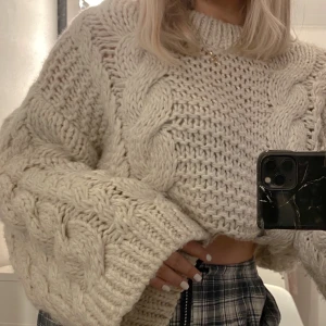 Stickad tröja  - Säljer denna superfina stickade tröja i storlek s/m från NA-KD, verkligen en av dom finaste stickade tröjorna jag har i garderoben men kommer tyvärr aldrig till den användning jag hade hoppats,använd 4 ggr bara så är i nyskick💓                                                      Köpt för 499kr å Säljes för 270kr INKLUSIVE frakt💓 (79kr)