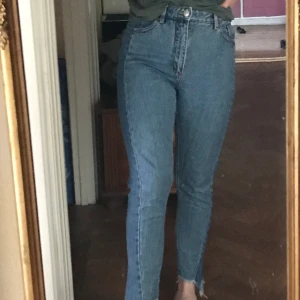 Jeans från Monki  - As snygga jeans köpta på Monki. Använder inte längre o därför säljer jag dem. Coola detaljer vid fötterna och olika färger på jeanstyget. Köparen får stå för frakten 