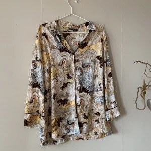 Ett Ella-M pyjamas set i storlek 44/46  - Ett Ella-M pyjamasset endast använt en gång. Byxorna är i storlek 44/46 elr L och skjortan samma storlek. 