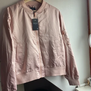 Rosa jacka  - Köpte 2 st och bara använt en och vill sälja denna, den är från lager 157 och är i storlek L 
