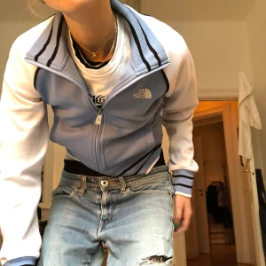 North face tröja - Ljusblå zipper från The North face.