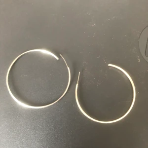 Örhängen  - Silvriga medelstora ringar till örhängen